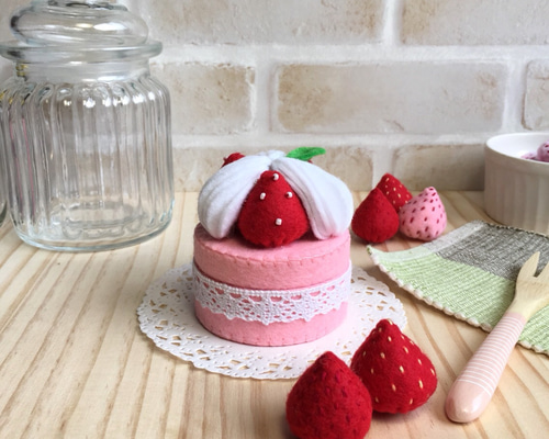 いちごのフェルトケーキの小物入れ おもちゃ・人形 sn0w 通販