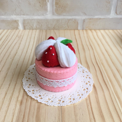 フェルトスイーツの小物入れ バラ苺とマカロンのケーキ（名前