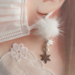 【数量限定】純白ミンクファー＆クリスタルパール　雪の結晶揺れるマスクチャーム 1枚目の画像