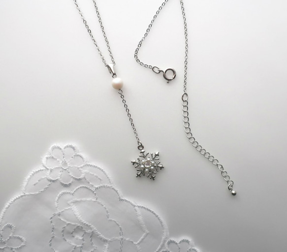 雪の結晶（シルバー）＆SWクリスタルパール　華奢なネックレス 1枚目の画像