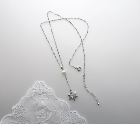 雪の結晶（シルバー）＆SWクリスタルパール　華奢なネックレス 4枚目の画像