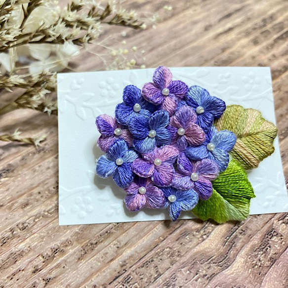 手刺繍ブローチ  紫陽花  フラワーデザイン 紫陽花＊手刺繍ブローチ【Blue＊きなり】 ブローチ chai&stroll
