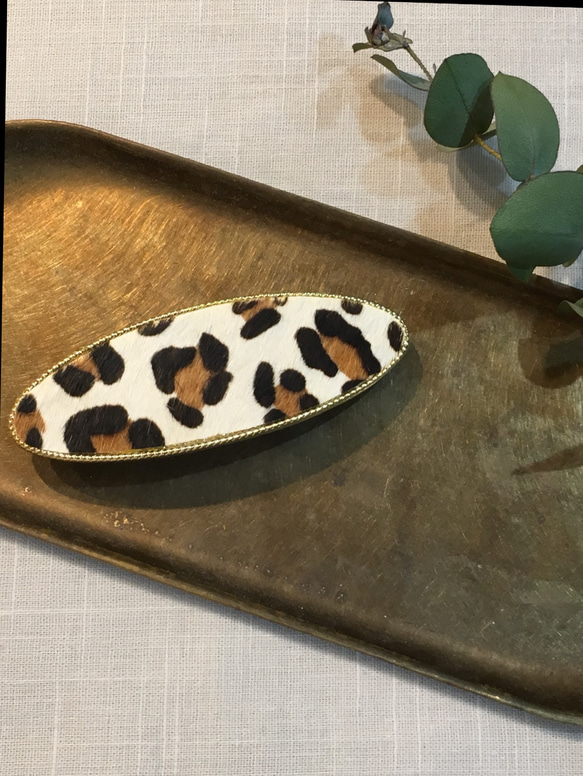 レオパード ヒョウ柄 毛付き天然オーバル型バレッタ ヘア