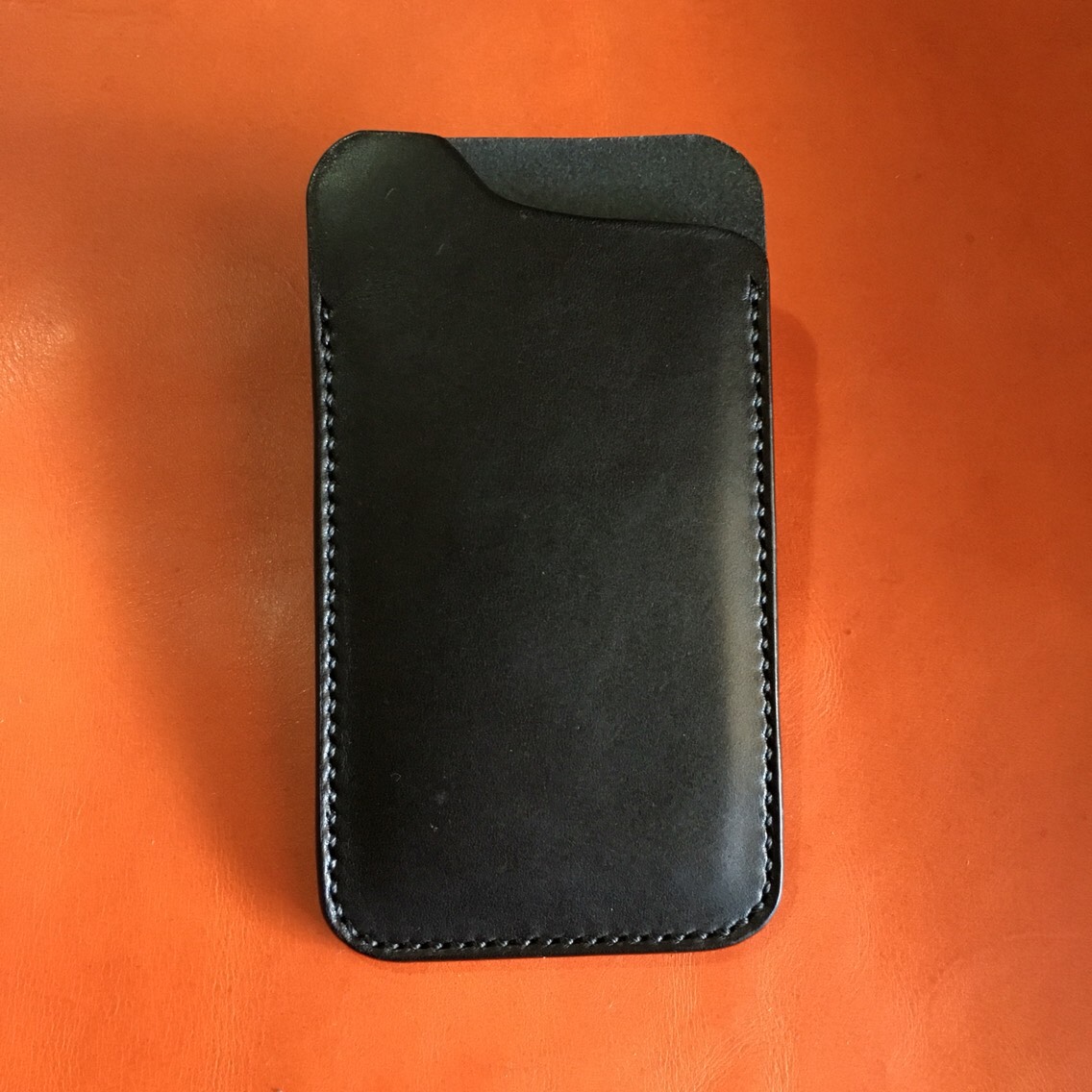 栃木オイルブラックレザーのiPhoneSE.2/8/7/6sスリーブケース。