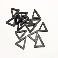 「10個セット ブラック」三角形 天然素材 ウッドビーズ  32×25mm 3枚目の画像