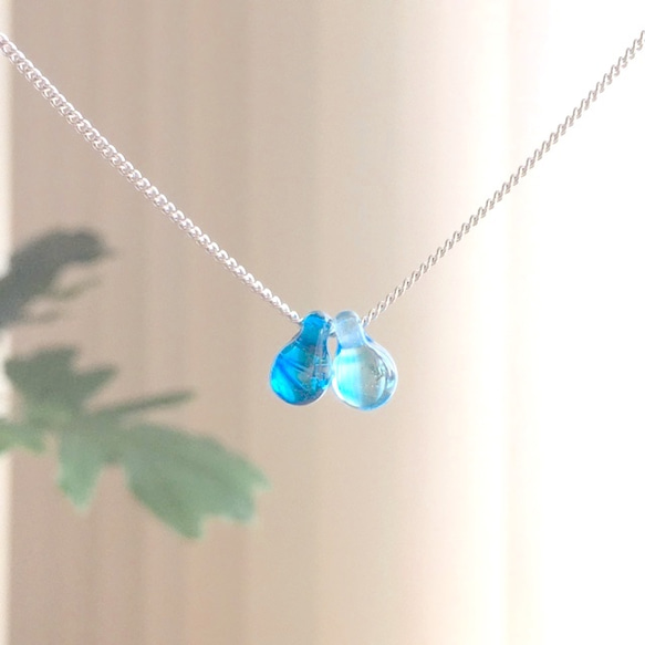 雨だれのネックレス　逆さまの世界　／　青　ガラス　ドロップ　アメリカ製　ランプワーク 　 3枚目の画像