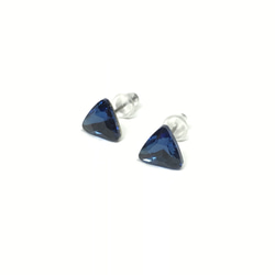 深い青の ファセット トライアングル ピアス （faceted crystal triangle / Blue) 1枚目の画像