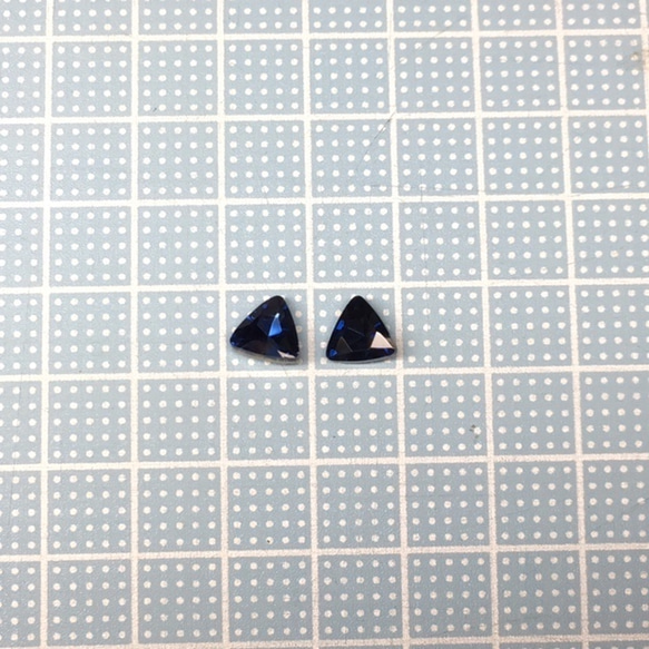 深い青の ファセット トライアングル ピアス （faceted crystal triangle / Blue) 4枚目の画像
