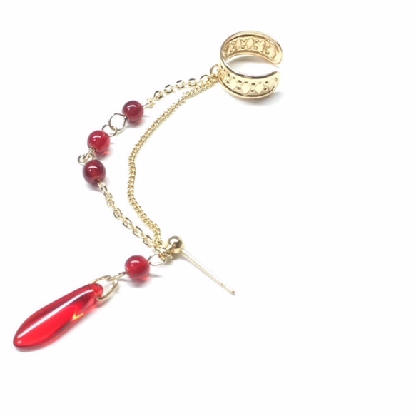 【左右両用】ルビーレッドのダガービーズとダイヤ柄のイヤーカフ　ピアスタイプ（ゴールド色）／イヤリング対応 1枚目の画像