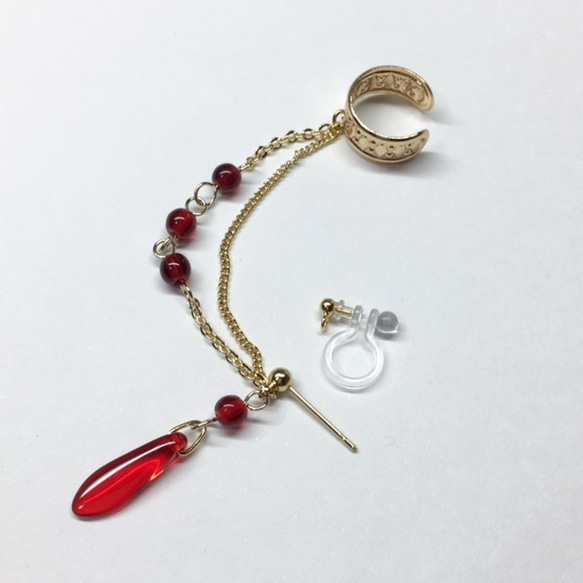 【左右両用】ルビーレッドのダガービーズとダイヤ柄のイヤーカフ　ピアスタイプ（ゴールド色）／イヤリング対応 2枚目の画像