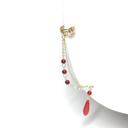 【左右両用】ルビーレッドのダガービーズとダイヤ柄のイヤーカフ　ピアスタイプ（ゴールド色）／イヤリング対応 3枚目の画像