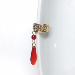 【左右両用】ルビーレッドのダガービーズとダイヤ柄のイヤーカフ　ピアスタイプ（ゴールド色）／イヤリング対応 5枚目の画像