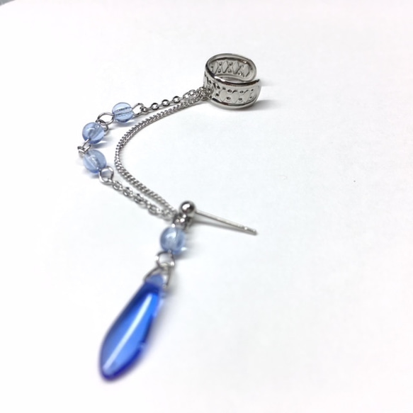 【左右両用】ルビーレッドのダガービーズとダイヤ柄のイヤーカフ　ピアスタイプ（ゴールド色）／イヤリング対応 6枚目の画像