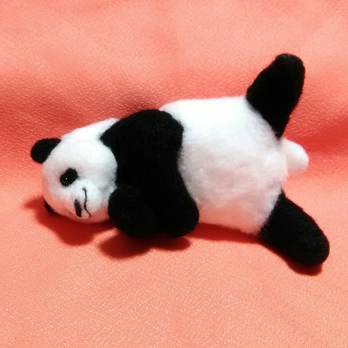 寝転がるパンダ 羊毛フェルト ぬいぐるみ 羊毛フェルト Los tiempos