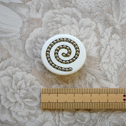 フランスのヴィンテージボタン　scroll ホワイト28mm 5枚目の画像