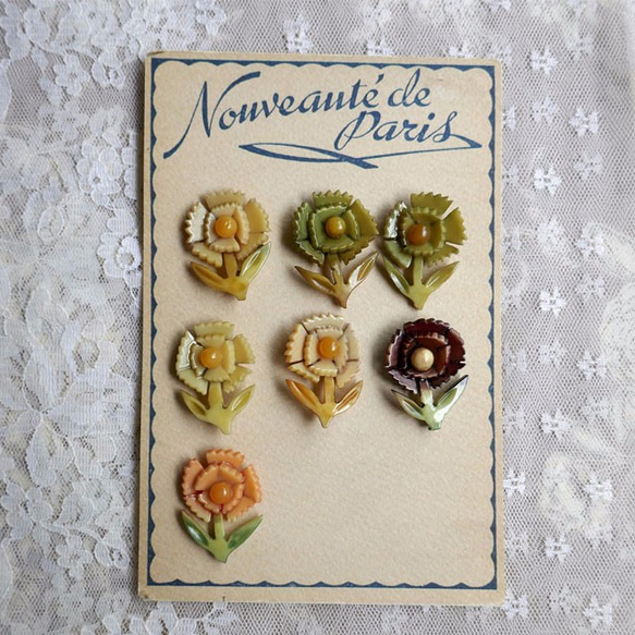 フランスアンティーク　フラワーボタン 1枚目の画像