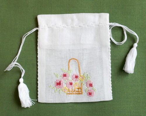 2410-14 小さな香り袋 豆サシェ 2個組 花刺繍入 SOLD→ご注文OK 2410-14 小さな香り袋 豆サシェ 2個組 花刺繍入 SOLD→ご