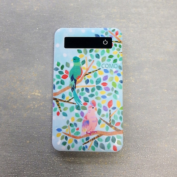 COMO モバイルバッテリー《木とカラフルな鳥》 1枚目の画像