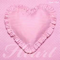 ピンクボーダー柄フリル付ハート型クッション 1枚目の画像