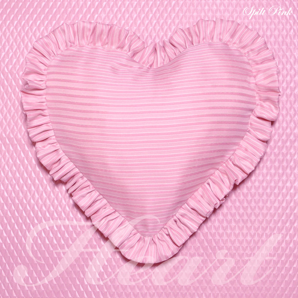 ピンクボーダー柄フリル付ハート型クッション 1枚目の画像