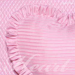 ピンクボーダー柄フリル付ハート型クッション 2枚目の画像