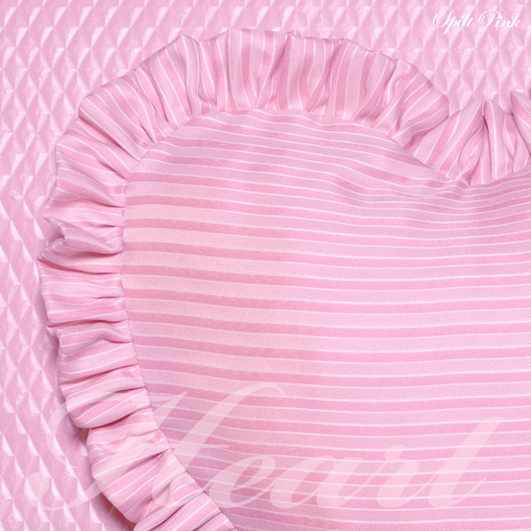 ピンクボーダー柄フリル付ハート型クッション 2枚目の画像