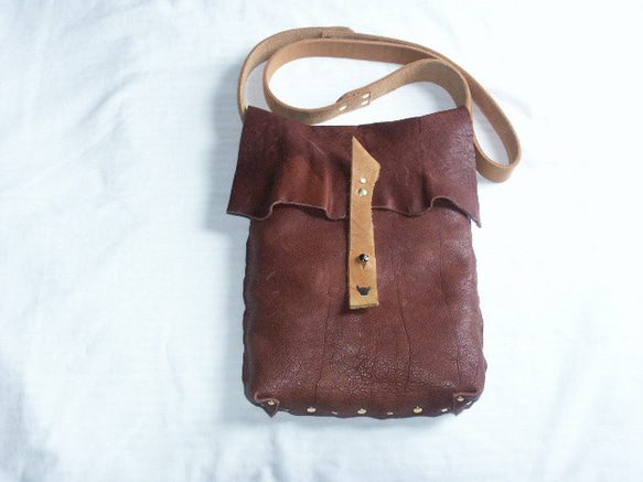 本革、手縫い、世界で1個「全て本革で製作したメッセンジャーバッグ」ショルダータイプです。 1枚目の画像
