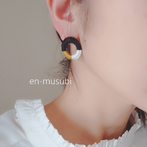 リングピアス☆黒＆白＆マスタード☆大ぶり☆刺繍糸 ピアス