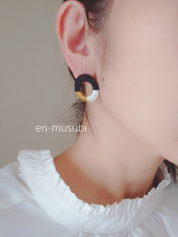 NSKYハンドメイドピアス　冬ピアス　大ぶりピアス　リングピアス リングピアス☆黒＆白＆マスタード☆大ぶり☆刺繍糸 ピアス