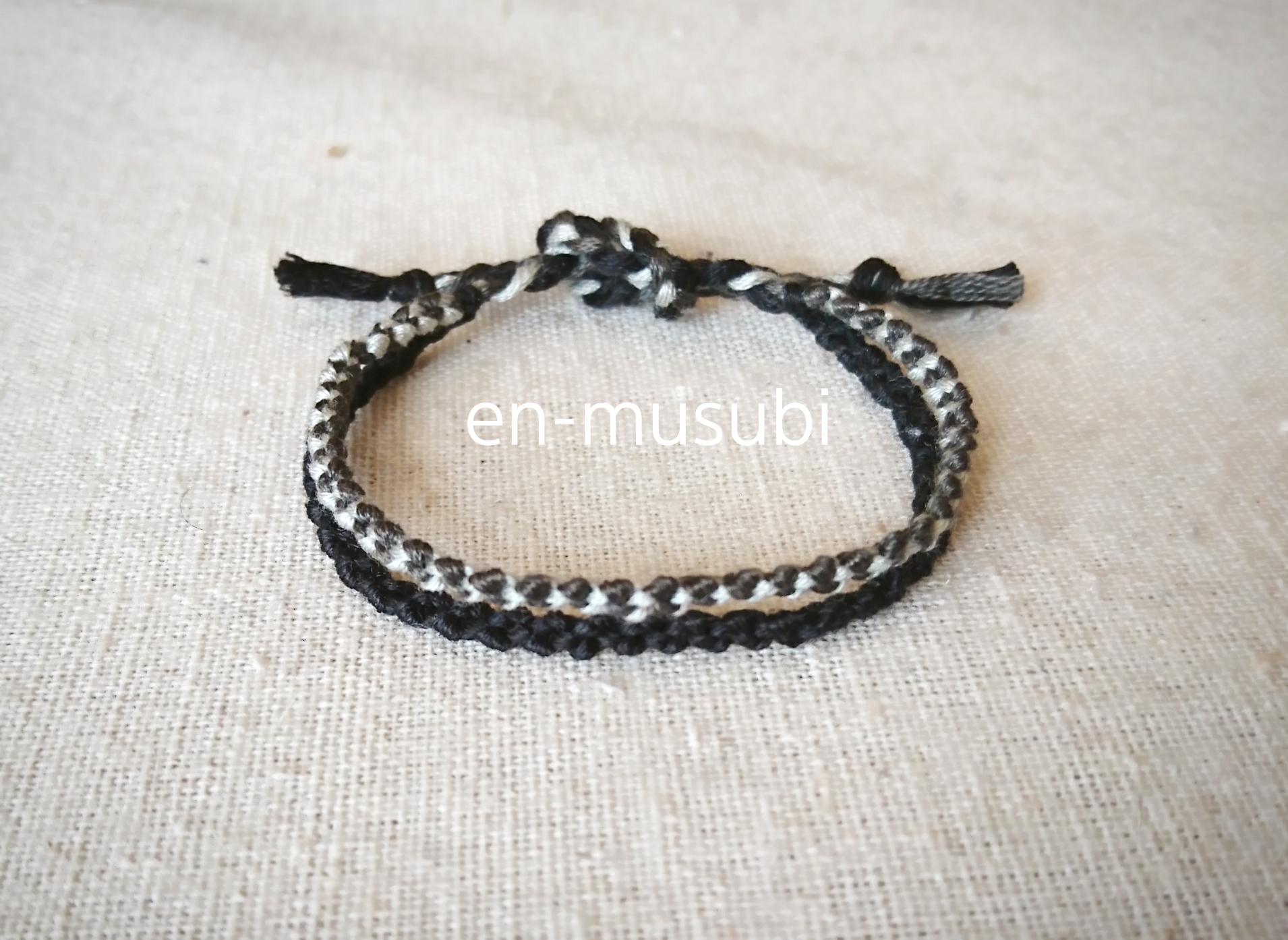 2連ミサンガ☆黒濃淡グレー☆アンクレット☆ブレスレット ブレスレット en-musubi 通販|Creema(クリーマ) ④ハンドメイドミサンガ☆アンクレット☆ブレスレット