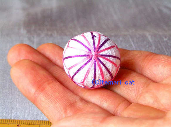 極小てまり「あめだま」白の土台、ピンク、紫 手まり 手毬 手鞠 1枚目の画像