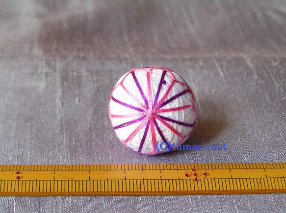 極小てまり「あめだま」白の土台、ピンク、紫 手まり 手毬 手鞠 2枚目の画像