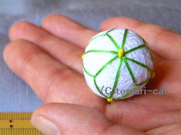 極小てまり「麻の葉」白地、緑黄 手まり 手毬 手鞠 1枚目の画像