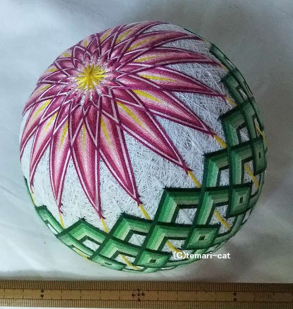 Temari &quot;Hishi Kasane and Chrysanthemum&quot; 白色背景，粉紅色的花朵 Te 第2張的照片