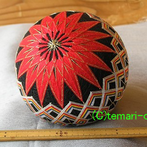 てまり「帯模様の菊」黒地、赤黄花 手まり 手毬 手鞠 その他インテリア