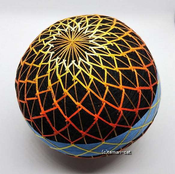 Temari“煙花”黑色背景，黃橙色，藍色腰帶 Temari Temari Temari 第1張的照片