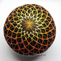 Temari“煙花”黑色背景，黃橙色，藍色腰帶 Temari Temari Temari 第2張的照片