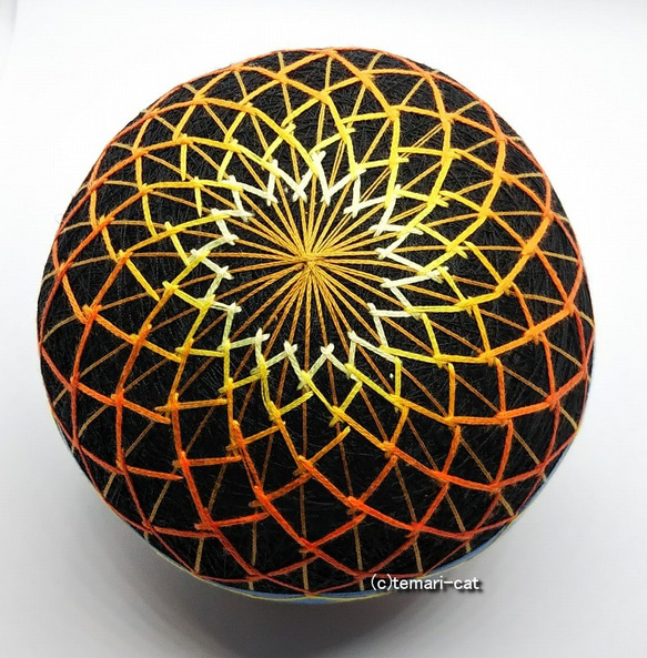 Temari“煙花”黑色背景，黃橙色，藍色腰帶 Temari Temari Temari 第2張的照片