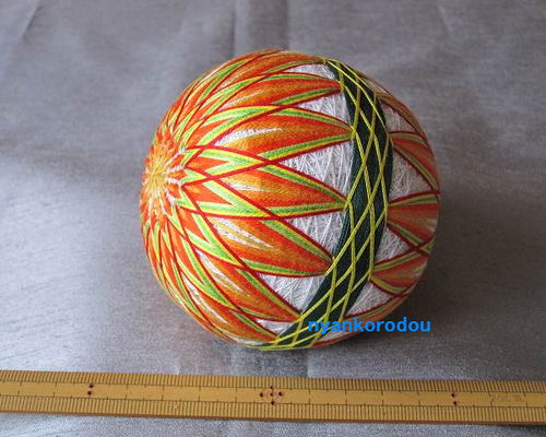 てまり「菊」白地、オレンジ花 手まり 手毬 手鞠 その他インテリア雑貨