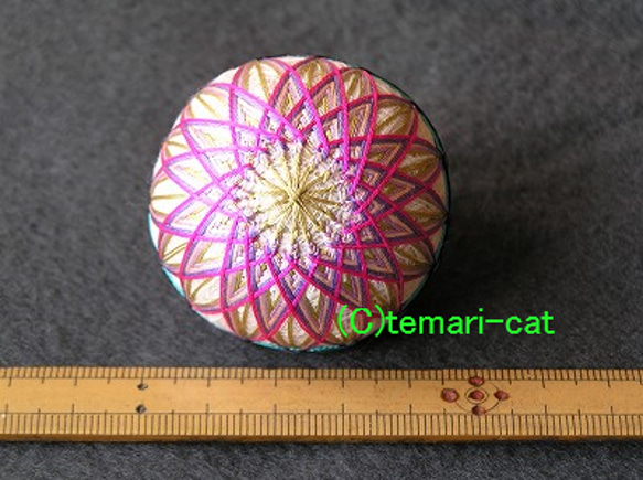 絲綢保留“菊花”白色地面，粉紅色花朵手持手工製作的手球 第2張的照片