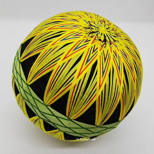 てまり「菊」黒の土台、黄色の花 手まり 手毬 手鞠 その他インテリア  