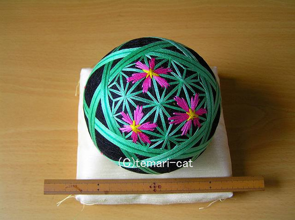 Temari“Cosmos in a basket”黑色地面手Himari手工畫廊 第1張的照片