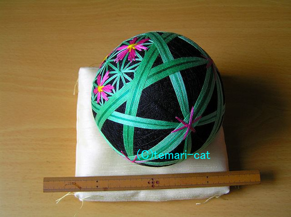 Temari“Cosmos in a basket”黑色地面手Himari手工畫廊 第3張的照片