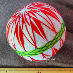 Temari &quot;Yaba Kiku&quot; 白色背景，紅色花朵，綠帶 Temari Temari Temari 第2張的照片