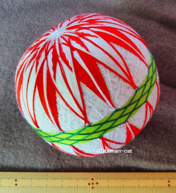 Temari &quot;Yaba Kiku&quot; 白色背景，紅色花朵，綠帶 Temari Temari Temari 第2張的照片