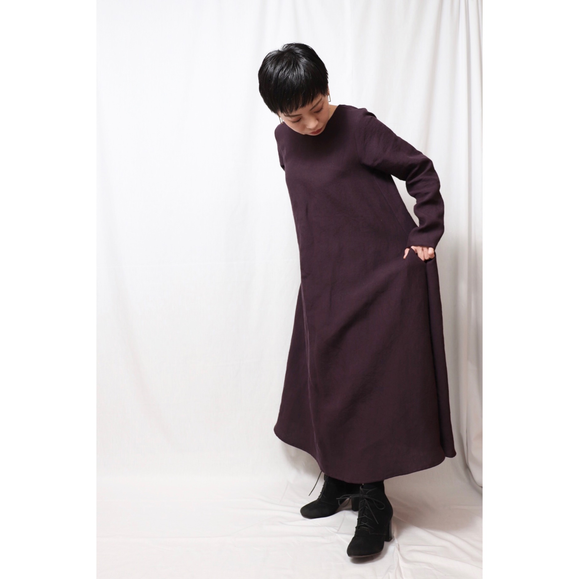 シンプルなワンピース　リネン　パープル　長袖　(モデル身長147c、Sサイズ着用)