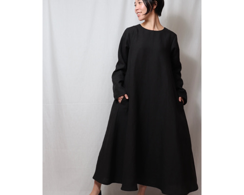 シンプルなワンピース リネン 黒 長袖 (モデル身長162c、Mサイズ着用