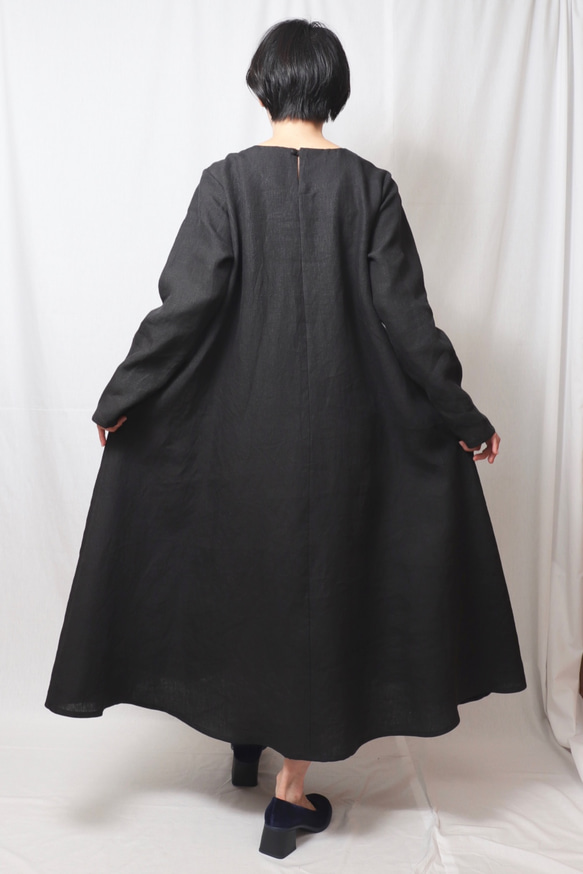 シンプルなワンピース　リネン　黒　長袖　(モデル身長162c、Mサイズ着用) 8枚目の画像