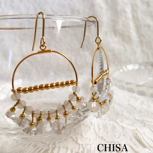 クリスタルとビーズのフープピアス☆ ピアス（フープ） chisato 通販