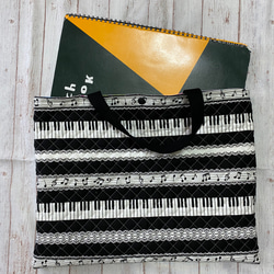 送料無料‼️ 大きめ音符&ピアノ柄キルティングのレッスンバッグ 3枚目の画像